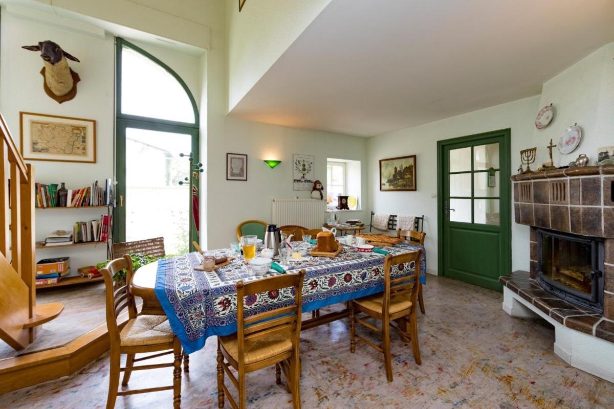 Jolie Vache Deguisee En Fleurs, Chambre D'Hote A Soulosse Стая снимка